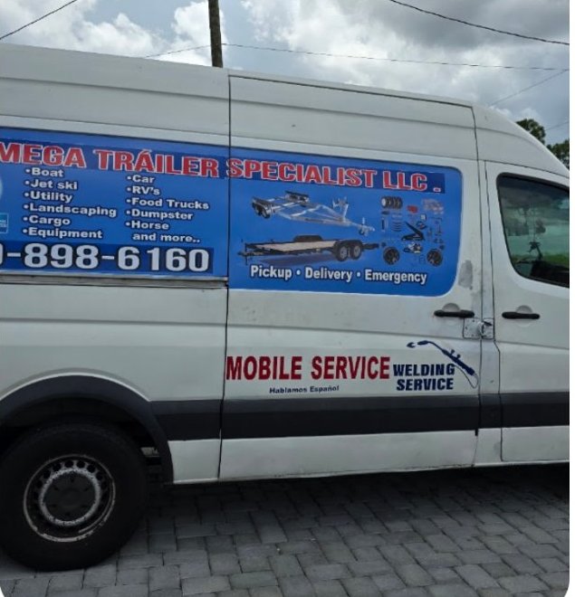 Unidad móvil de Alpha Omega Trailer Specialist LLC con los servicios rotulados